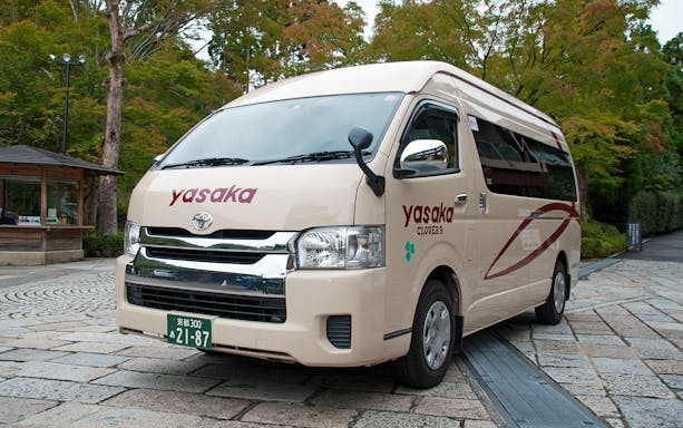 Kyoto taxi tour passing Kinkaku-ji Temple, showcasing traditional Japanese architecture.