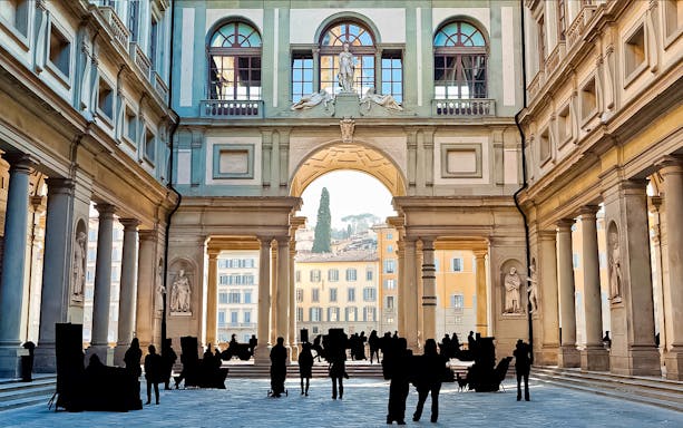 Uffizi Gallery courtyard with visitors, Florence hop-on hop-off tour.