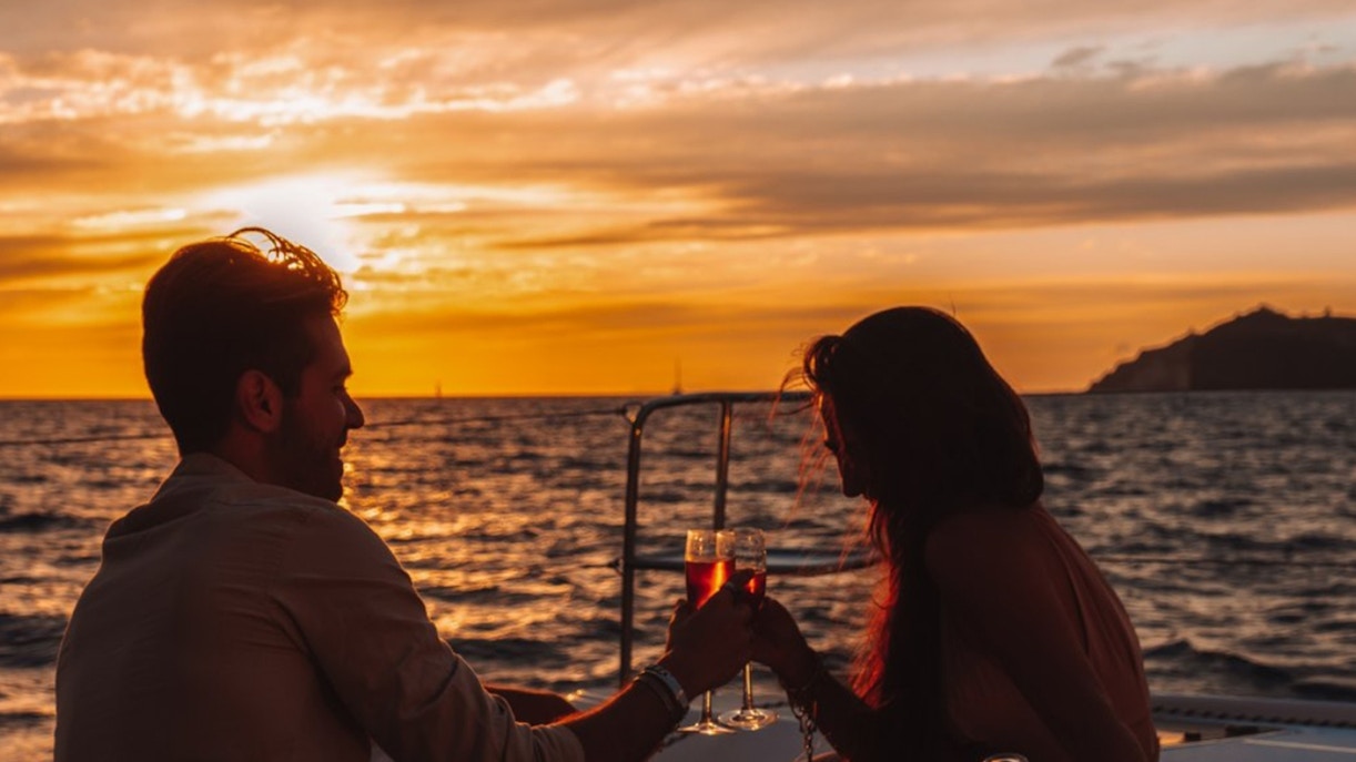 What is a Santorini Sightseeing Cruise?