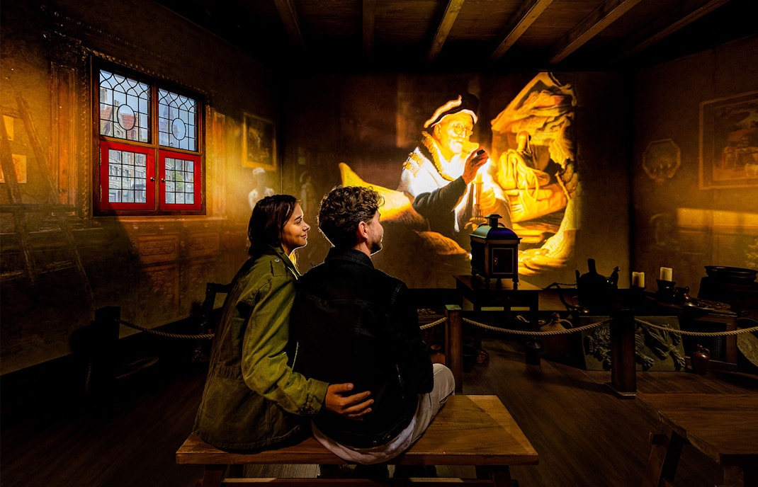 Pareja viendo proyecciones en la casa museo Rembrandt