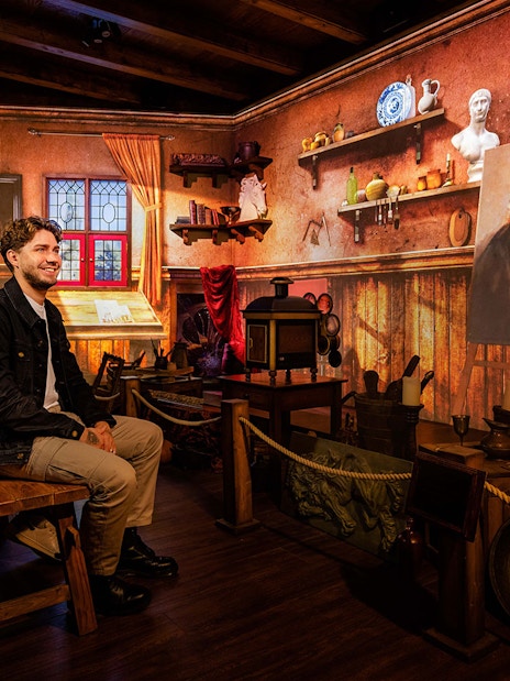 Couple enjoying Rembrandts Amsterdam Experience in a recreated artist's studio.