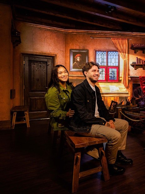 Couple enjoying Rembrandts Amsterdam Experience in a recreated artist's studio.