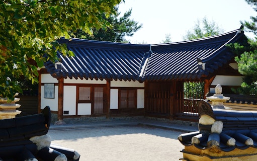 Traditional Korean pavilion in Gardens of the World tour.