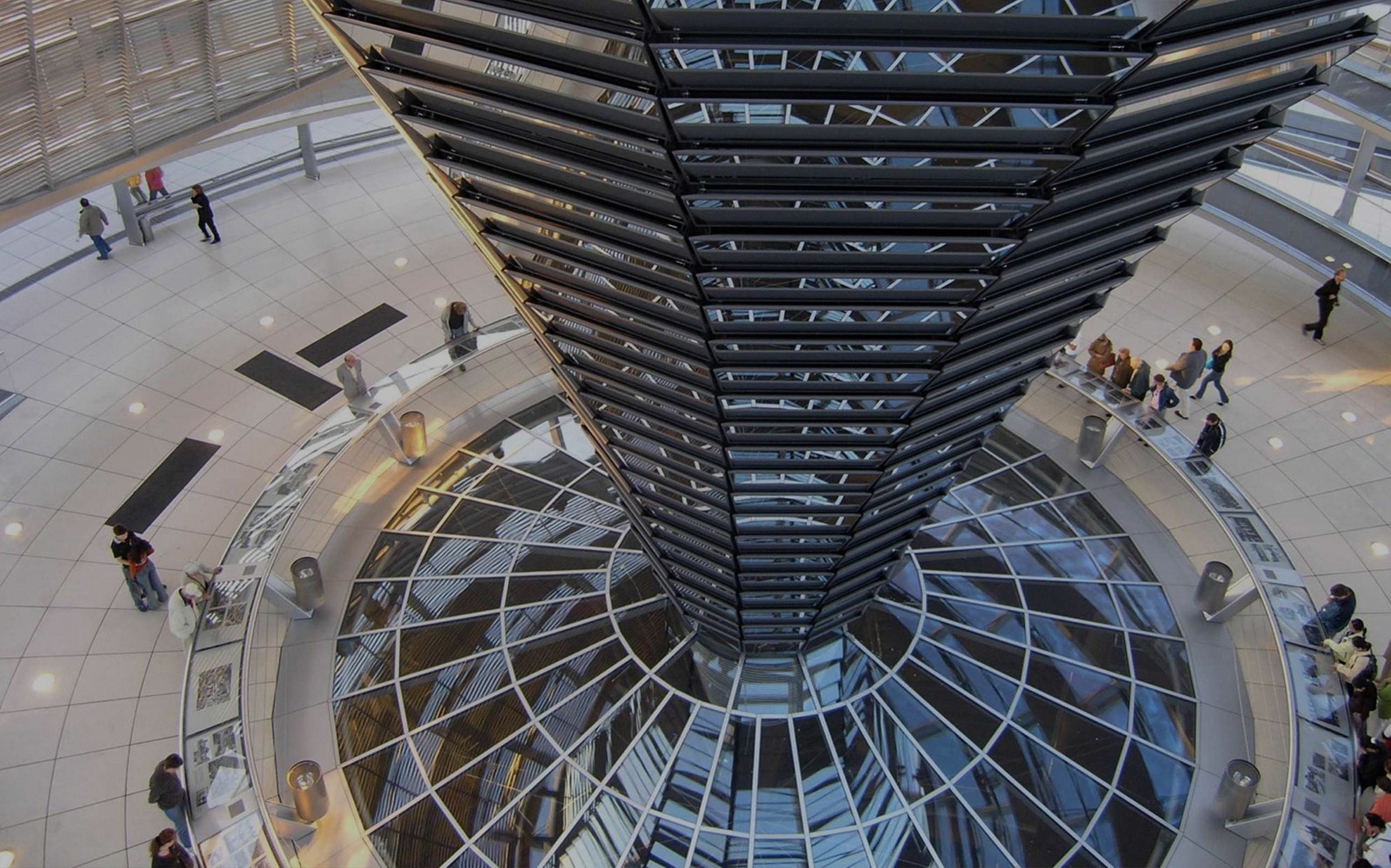 Blick in die Reichstagskuppel von oben