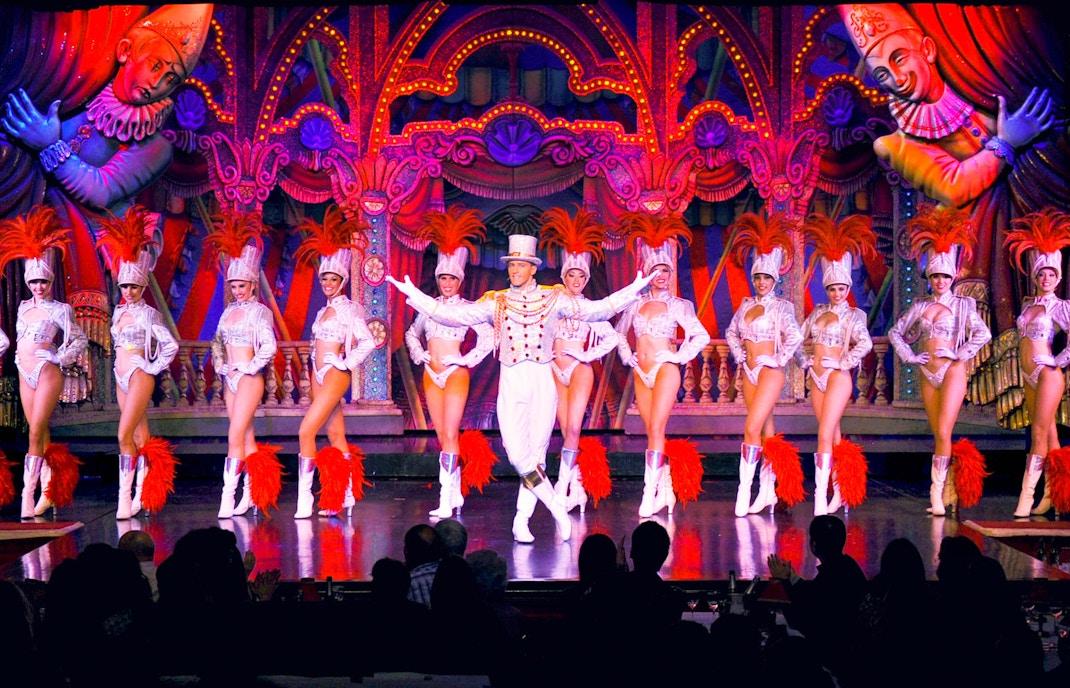 Invitados disfrutan de un vibrante espectáculo del Moulin Rouge con una cena gourmet en París