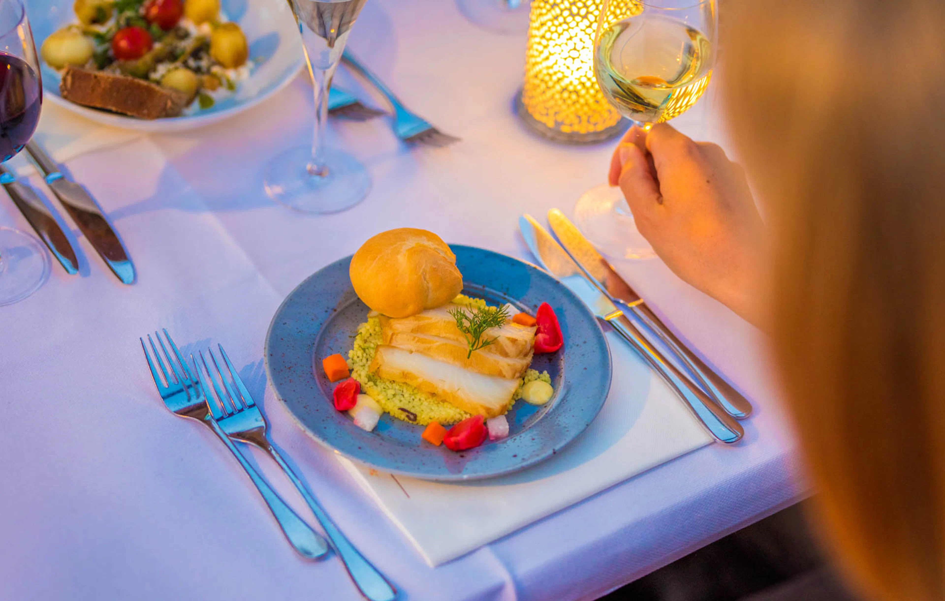 4-course dinner on Amsterdam cruise with wine and candlelight.
