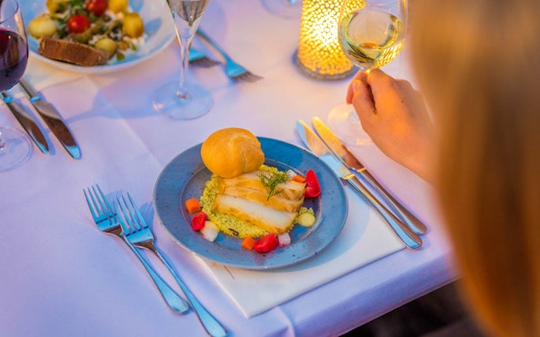 4-course dinner on Amsterdam cruise with wine and candlelight.