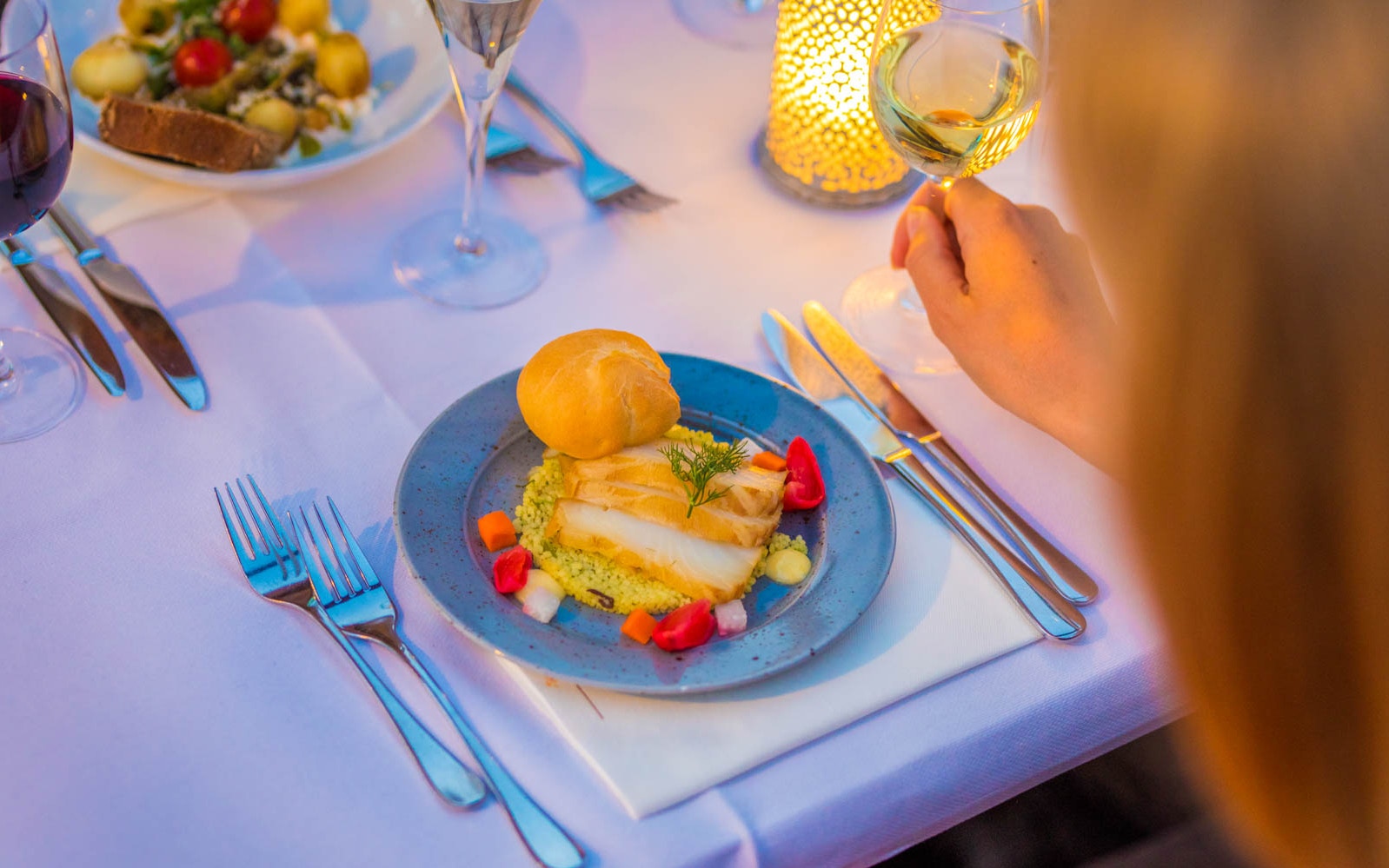 4-course dinner on Amsterdam cruise with wine and candlelight.