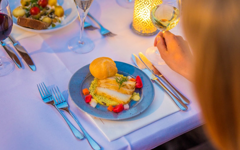 4-course dinner on Amsterdam cruise with wine and candlelight.
