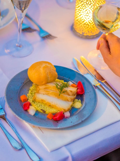 4-course dinner on Amsterdam cruise with wine and candlelight.