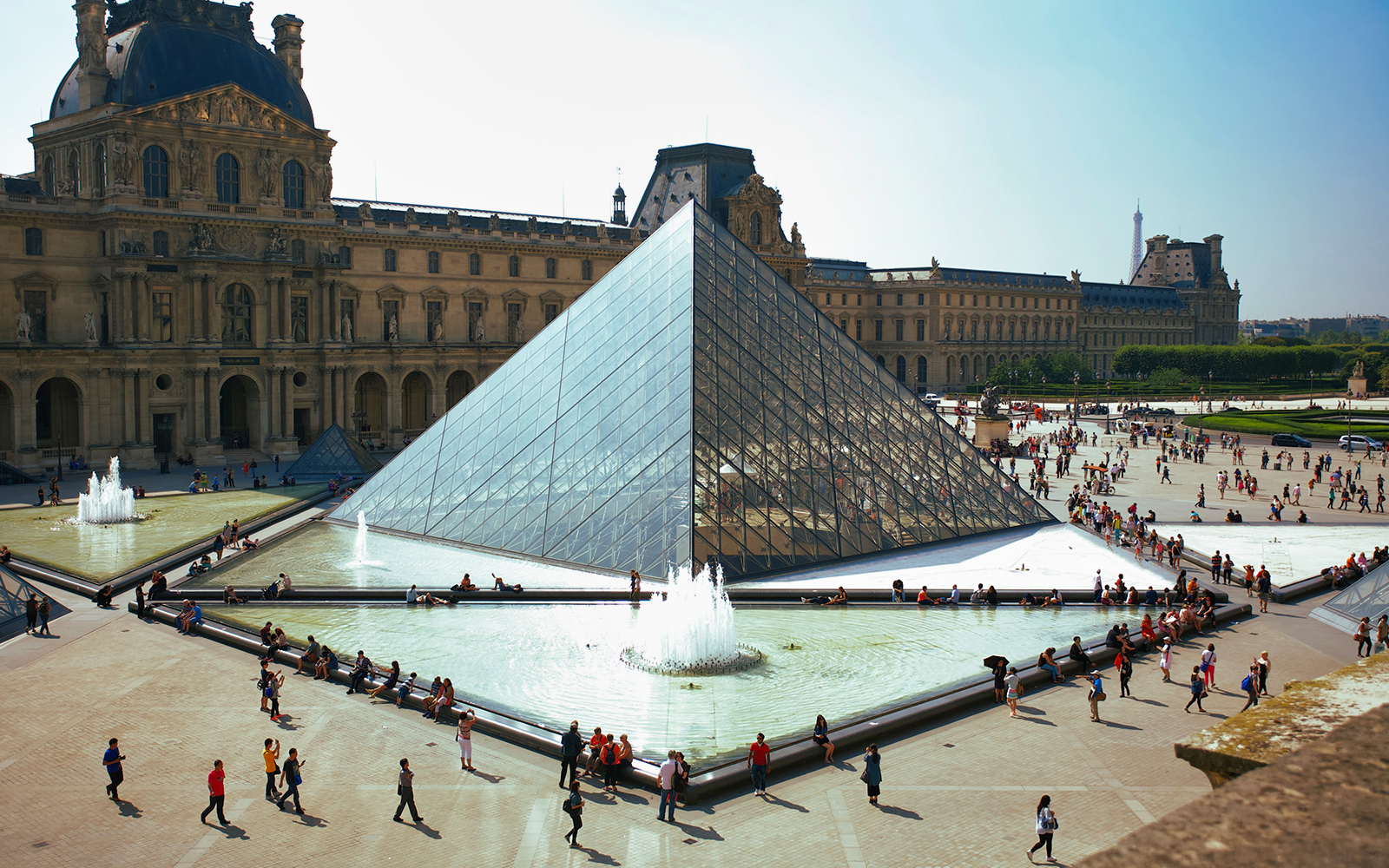 louvre museum tourist attraction