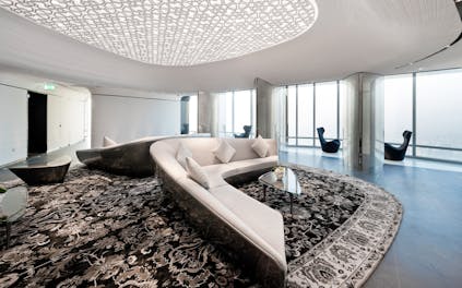 Der Eingang vom Armani Hotel