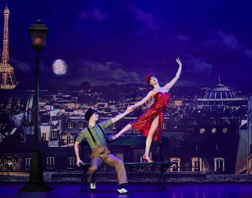 Spectacle de cabaret Paradis Latin avec dîner à Paris, mettant en scène des danseuses.