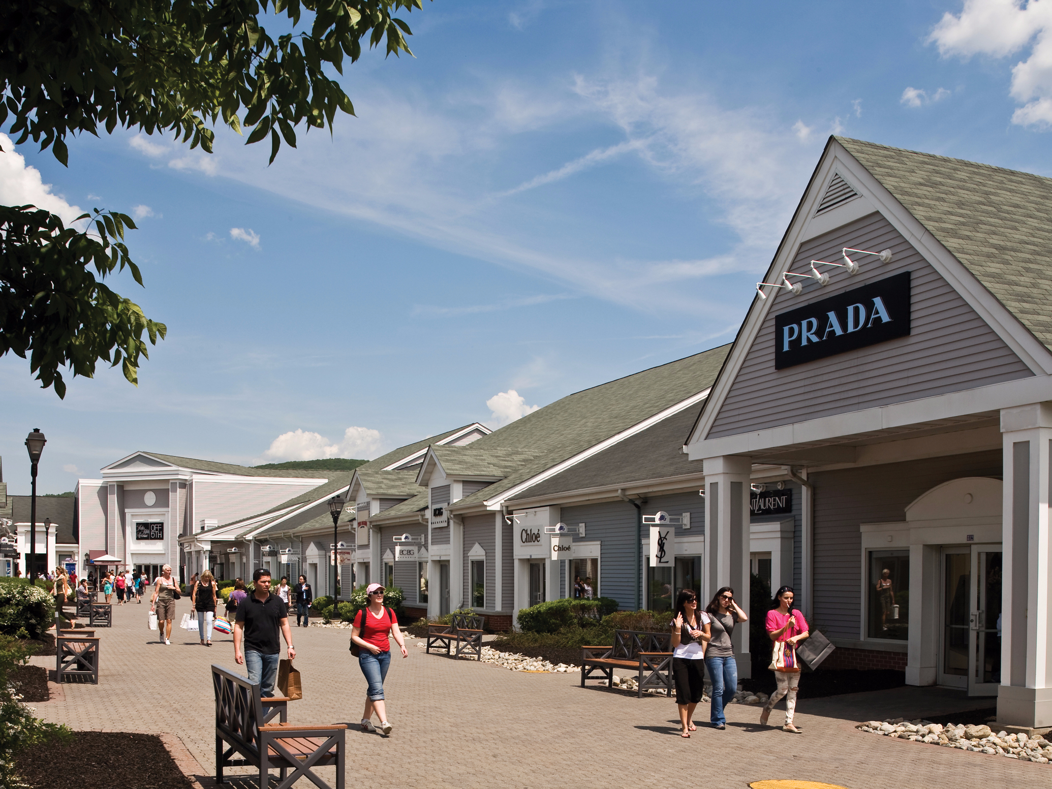 Visitors shopping at Woodbury Common Premium Outlets during the Storm King Art Center and Woodbury Combo Tour.