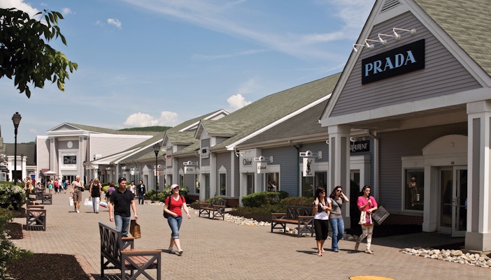 Visitors shopping at Woodbury Common Premium Outlets during the Storm King Art Center and Woodbury Combo Tour.