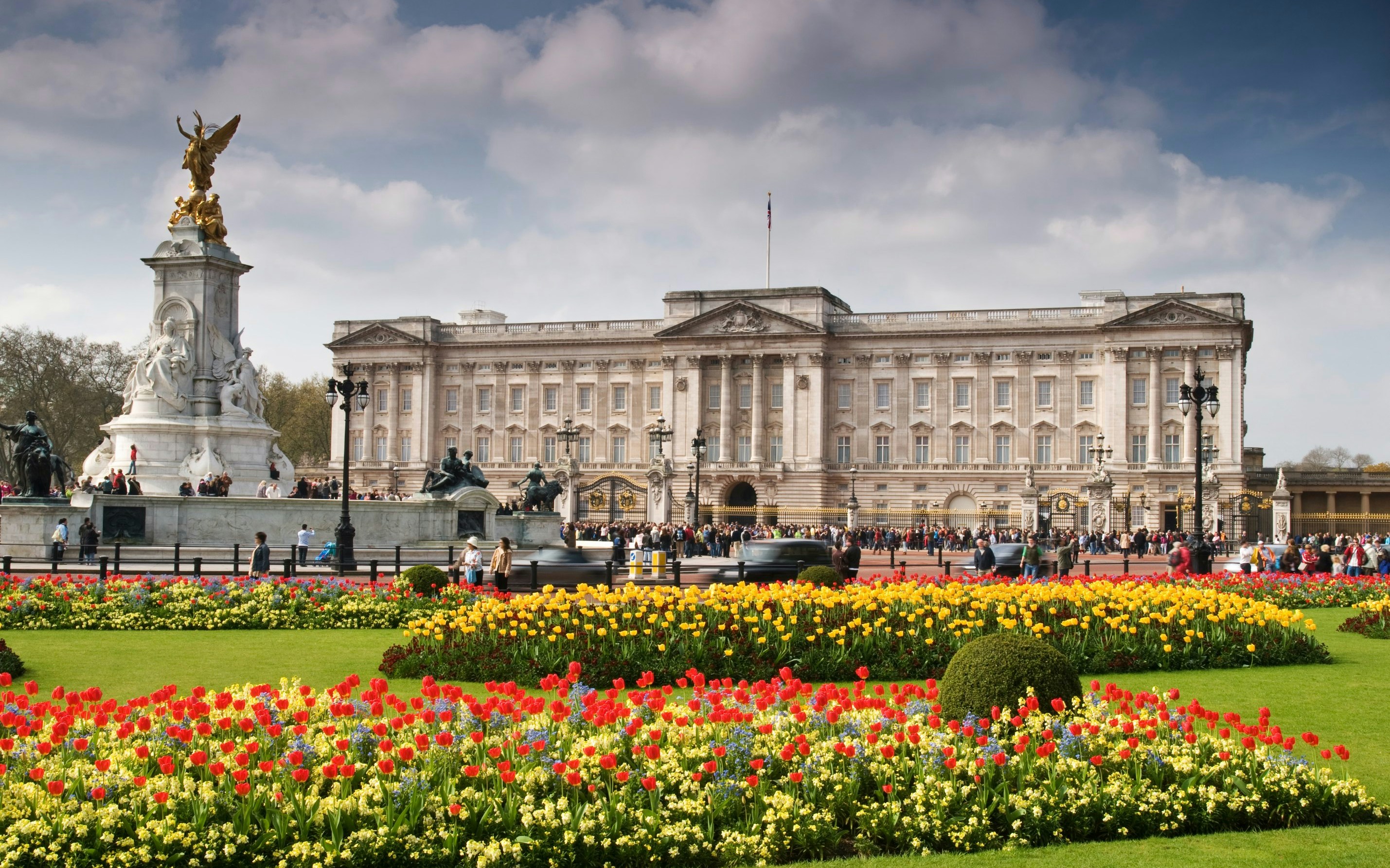 Gardens with colorful flowers in front of Buckingham Palace, London.