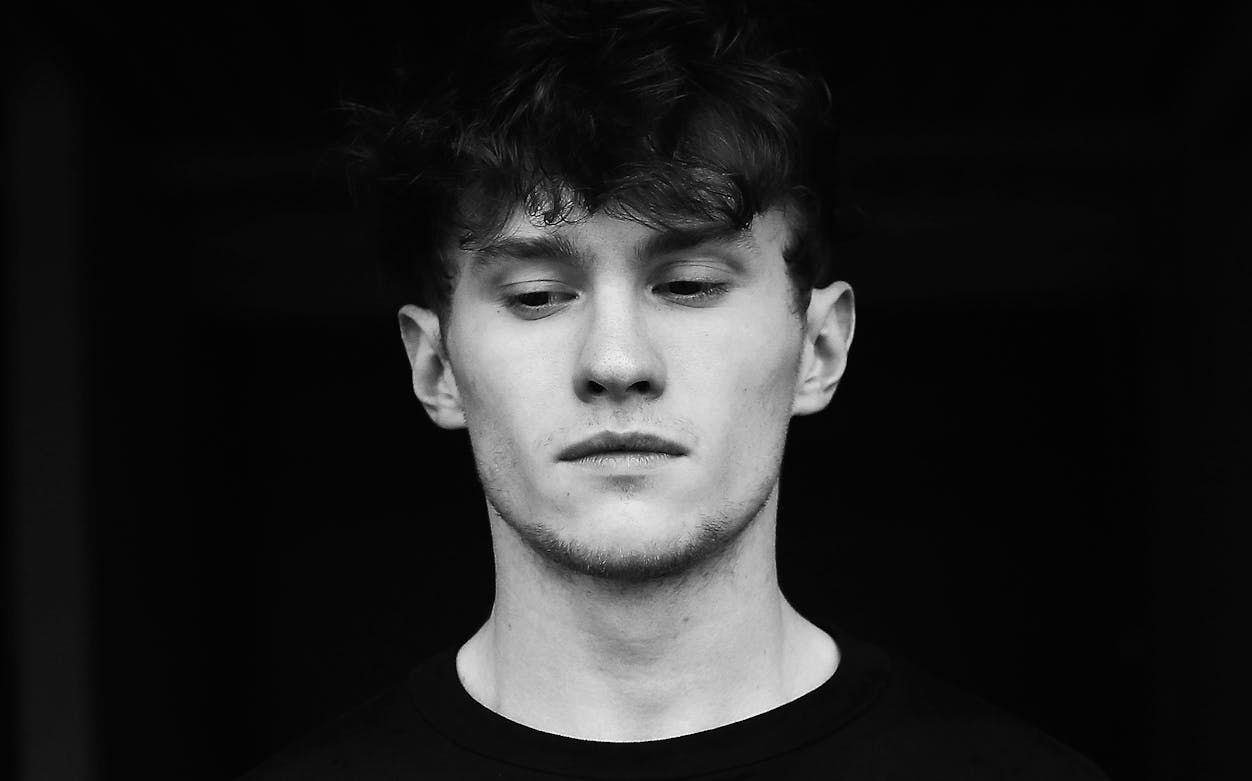 I don't know who this is.
Alt text: "Performer at David August Live event at Plus Minus Arena.