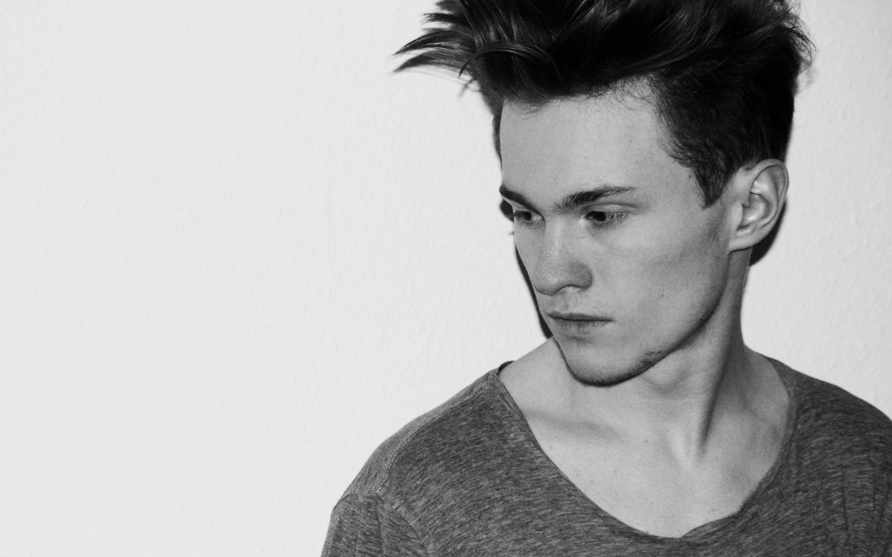 I don't know who this is, but here's the alt text:

"Performer at David August Live event at Plus Minus Arena.