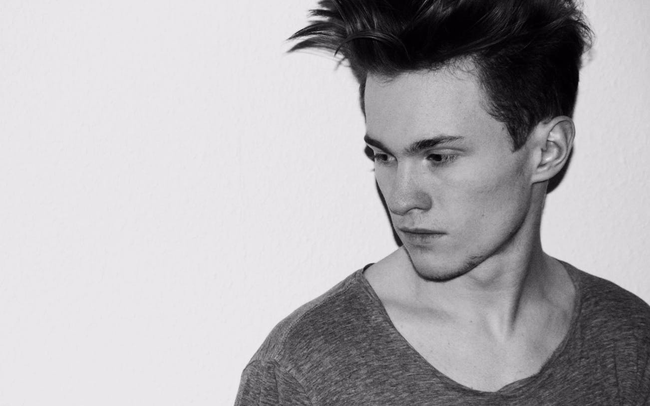 I don't know who this is, but here's the alt text:
"Performer at David August Live event at Plus Minus Arena.